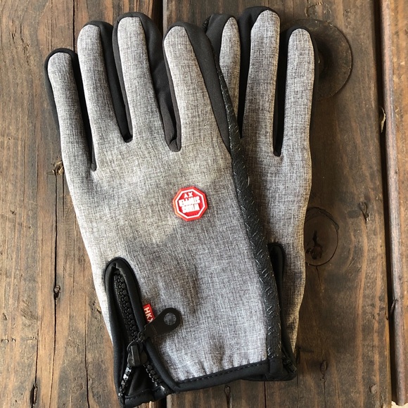 Other - NWOT Grey Unisex Gloves Touchscreen Thumb & Finger
